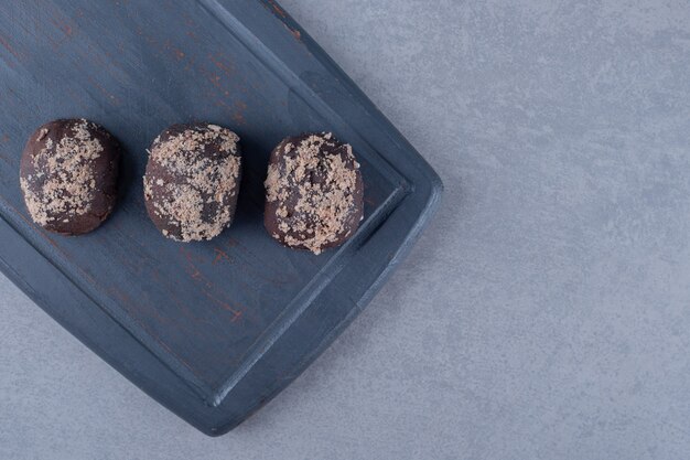 Vista superior de galletas de chocolate caseras frescas en tablero de madera