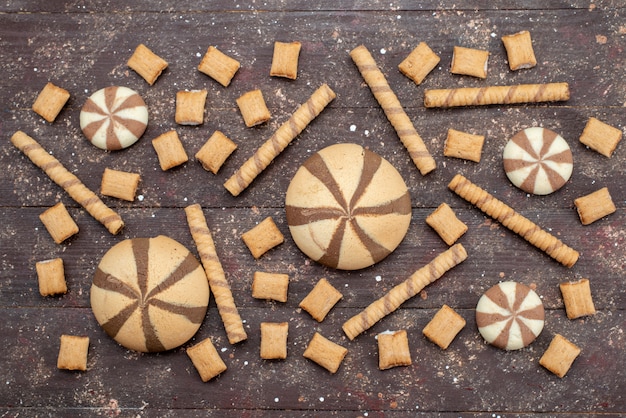 Foto gratuita vista superior de galletas de chocolate deliciosas y dulces en el escritorio de madera dulce azúcar crujiente