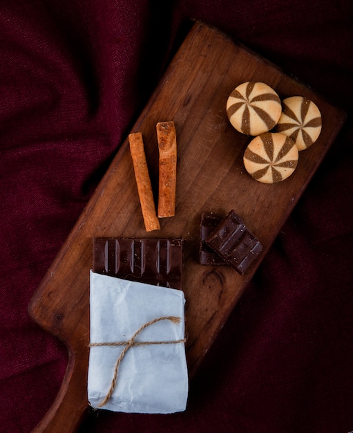 Vista superior de galletas con chocolate en una pizarra