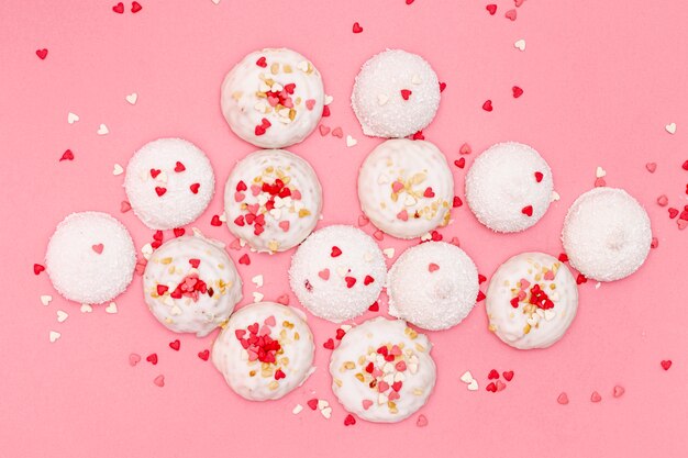 Vista superior de las galletas del día de San Valentín con corazones