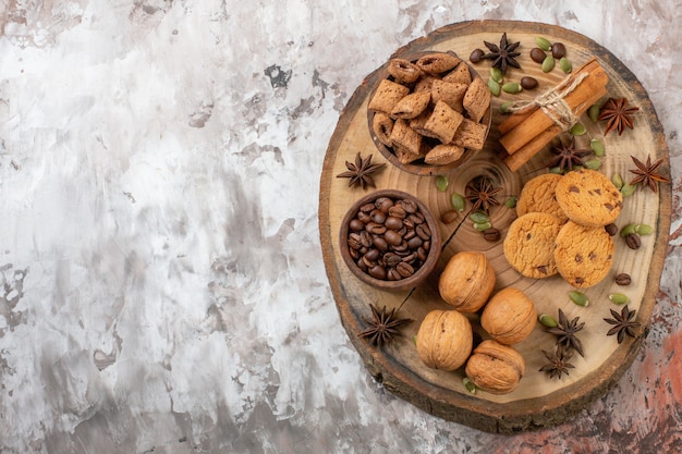 Vista superior de galletas dulces con café y nueces en la mesa de luz