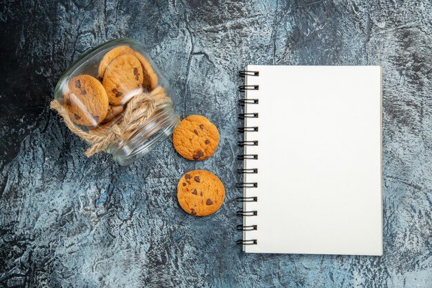 Vista superior de galletas dulces dentro de lata sobre la superficie oscura