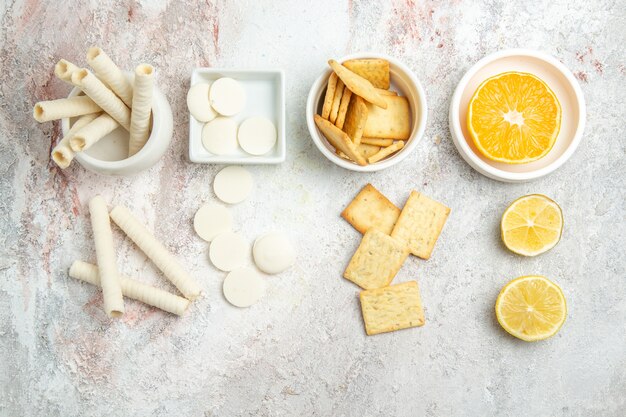 Vista superior de galletas dulces con limón y galletas en la mesa blanca galleta dulce azúcar fruta