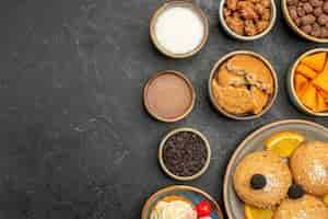 Foto gratuita vista superior de las galletas dulces con patatas fritas y rodajas de naranja en la superficie oscura fruti cookie biscuit sweet pie cake