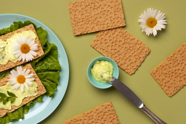 Foto gratuita vista superior de galletas con flores en un plato