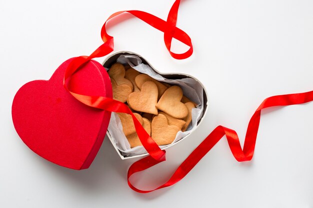 Vista superior de galletas en forma de corazón en caja