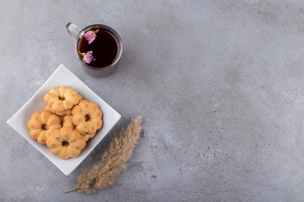 Foto gratuita vista superior de galletas frescas en plato blanco y té fragante