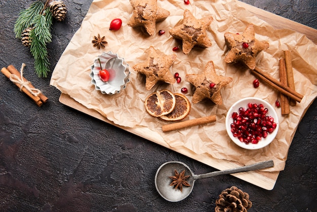 Vista superior de galletas con granada y cítricos secos