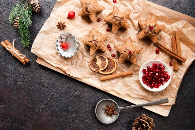 Vista superior de galletas con granada y cítricos secos