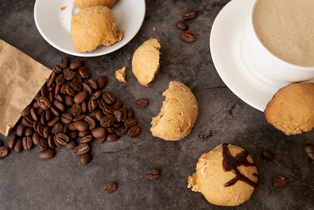 Foto gratuita vista superior de galletas y granos de café