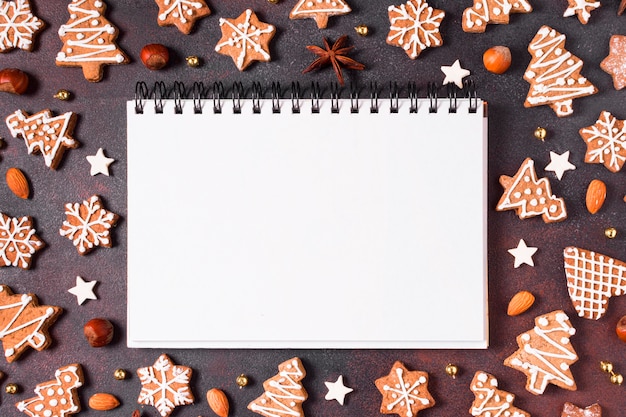 Vista superior de galletas de jengibre con anís estrellado y cuaderno