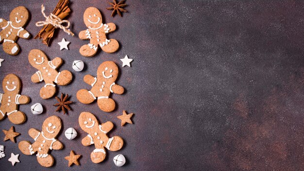 Vista superior de galletas de jengibre con palitos de canela para navidad y copie el espacio