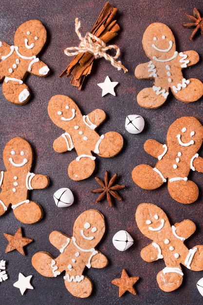 Vista superior de galletas de jengibre con ramas de canela para Navidad