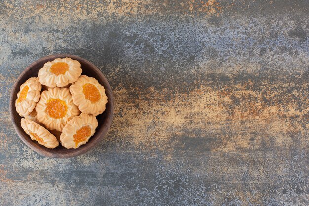 Vista superior de galletas de mermelada caseras en rústico