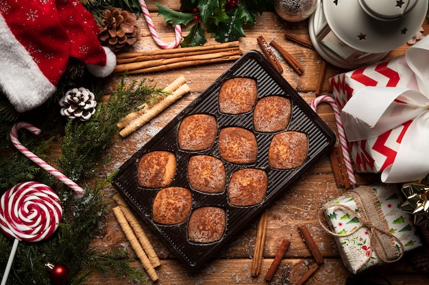 Vista superior de galletas de navidad con adornos