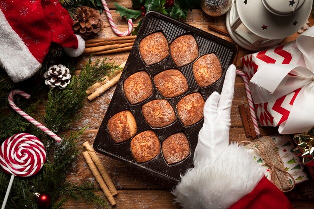 Vista superior de galletas de navidad con adornos