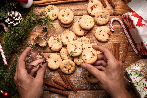 Vista superior de galletas de navidad con canela