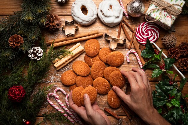 Vista superior de galletas de navidad con fondo de madera