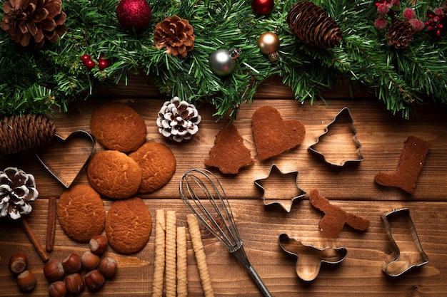 Vista superior galletas navideñas con utensilios