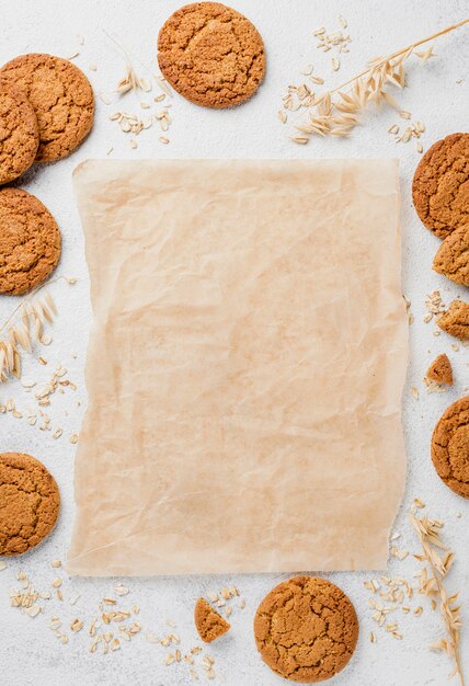 Vista superior de galletas y papel para hornear copia espacio