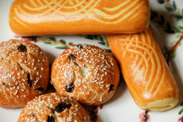 Vista superior de galletas con pasas en un plato