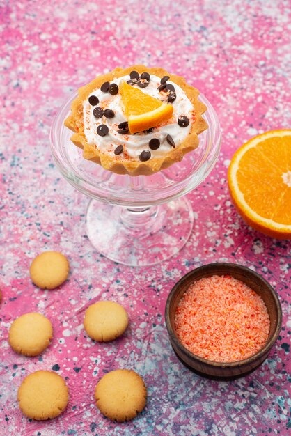 Foto gratuita vista superior de galletas y pastel con mitad naranja en el escritorio brillante galleta galleta pastel de frutas azúcar dulce