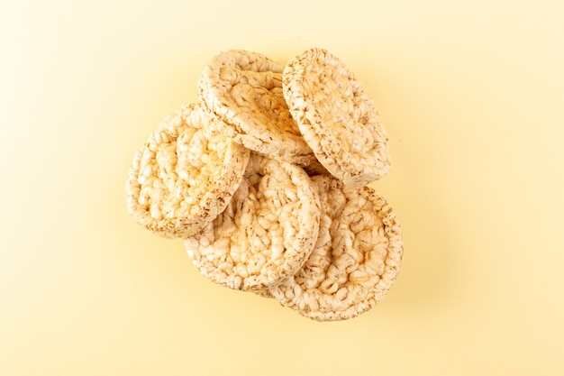 Una vista superior de galletas saladas en seco, grietas redondas aisladas en la crema