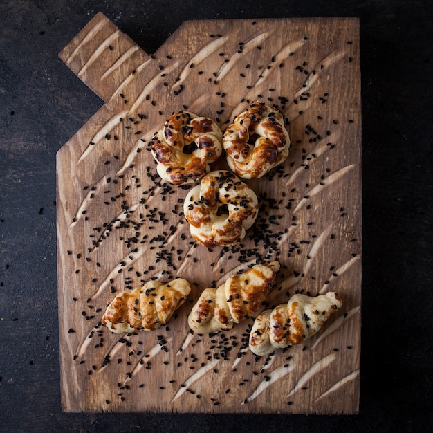 Foto gratuita vista superior de galletas secas en tabla de cortar