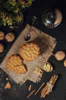 Foto gratuita vista superior de galletas sobre tela de arpillera.