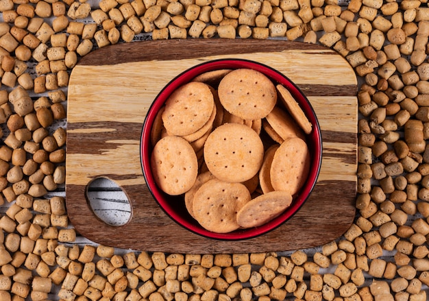 Vista superior de galletas en tabla de cortar y en galletas textura horizontal