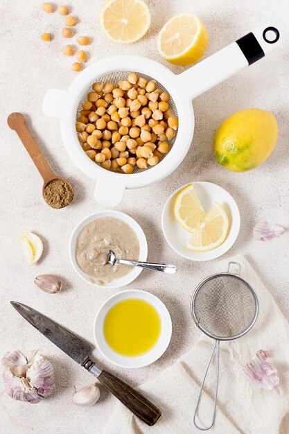 Vista superior de garbanzos con limón y ajo