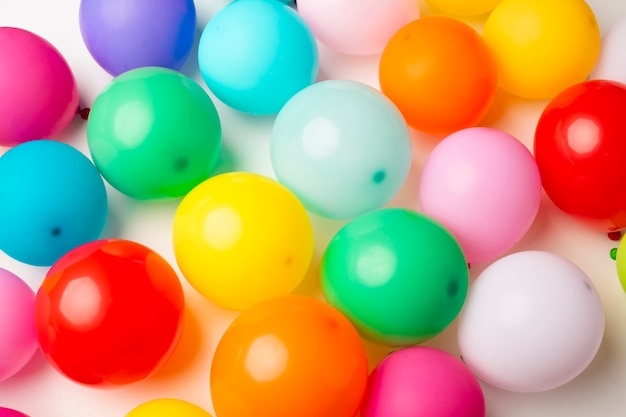 Vista superior de globos de colores