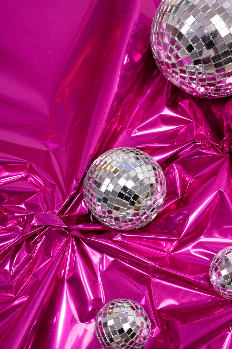 Foto gratuito vista superior de globos de discoteca en papel rosa