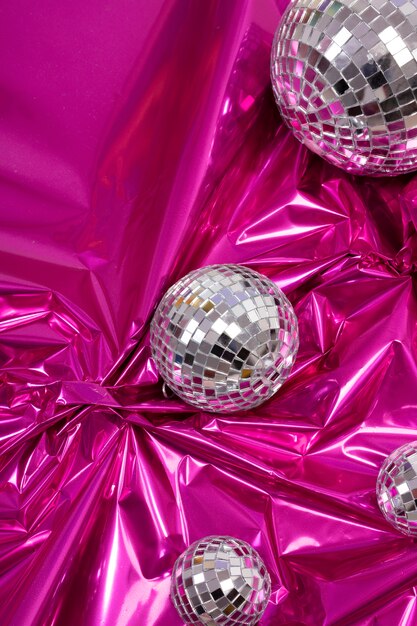 Vista superior de globos de discoteca en papel rosa