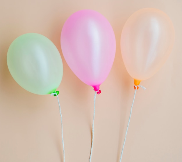 Vista superior globos de fiesta de cumpleaños