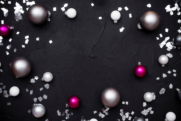 Vista superior de globos de navidad y confeti