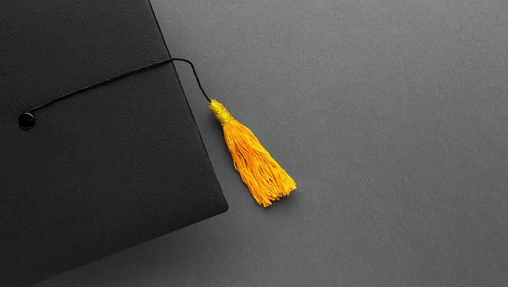 Foto gratuito vista superior del gorro académico con espacio de copia