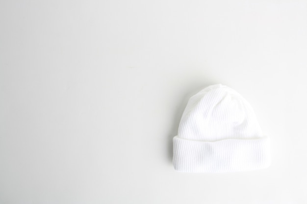 Foto gratuita vista superior del gorro de lana blanco para bebés