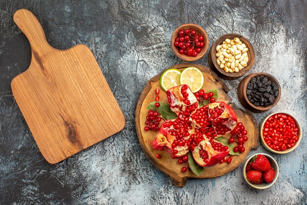 Vista superior de granadas en rodajas con varios ingredientes