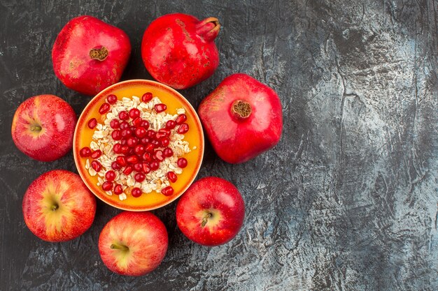 Vista superior de granadas semillas de granadas con avena manzanas granadas