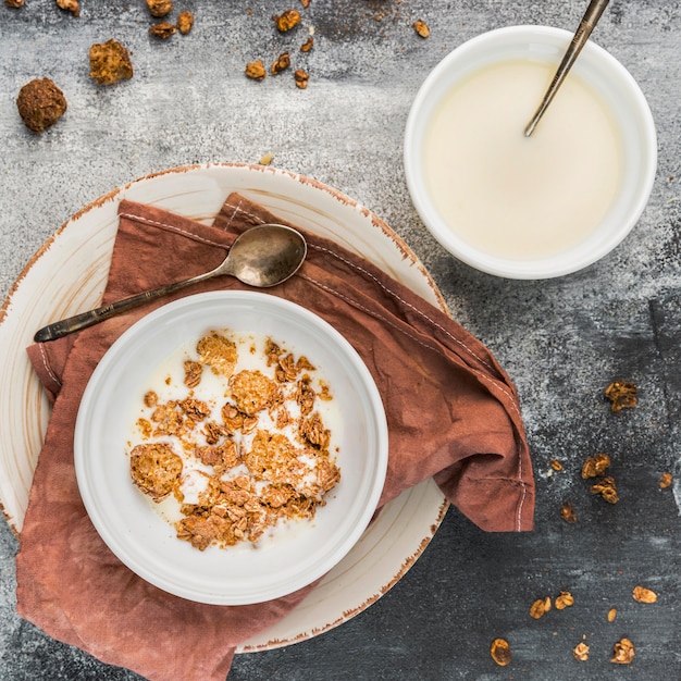 Vista superior de granola con leche orgánica sobre la mesa