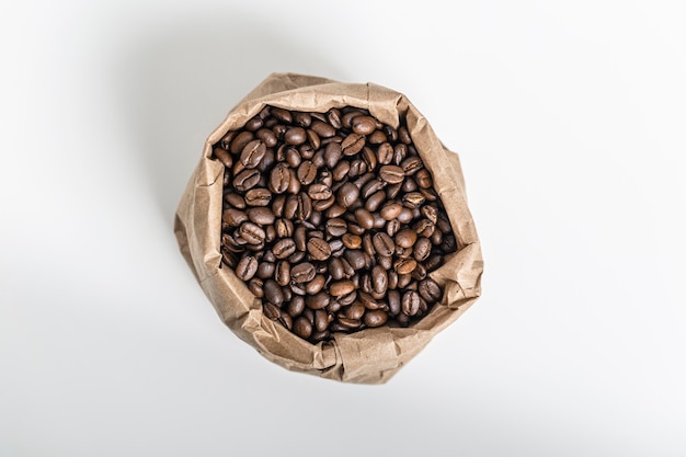Vista superior de granos de café en bolsa de papel