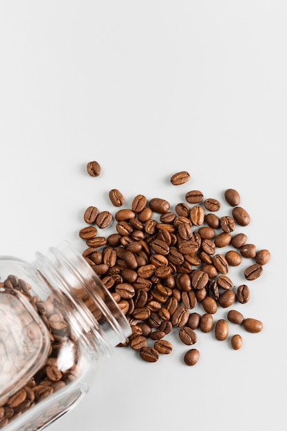 Vista superior de granos de café orgánicos en la mesa