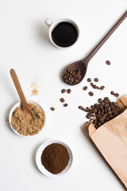 Vista superior de granos de café y polvo