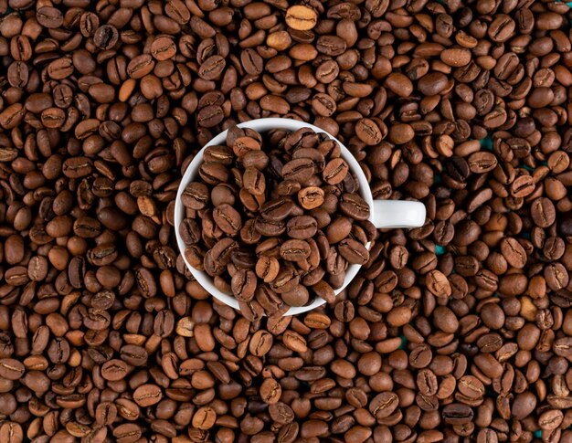 Vista superior de granos de café con superficie de copa