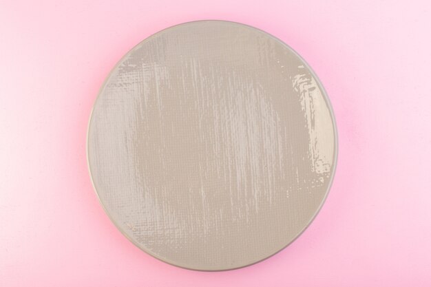 Una vista superior gris placa de vidrio vacía hecha para comida en rosa