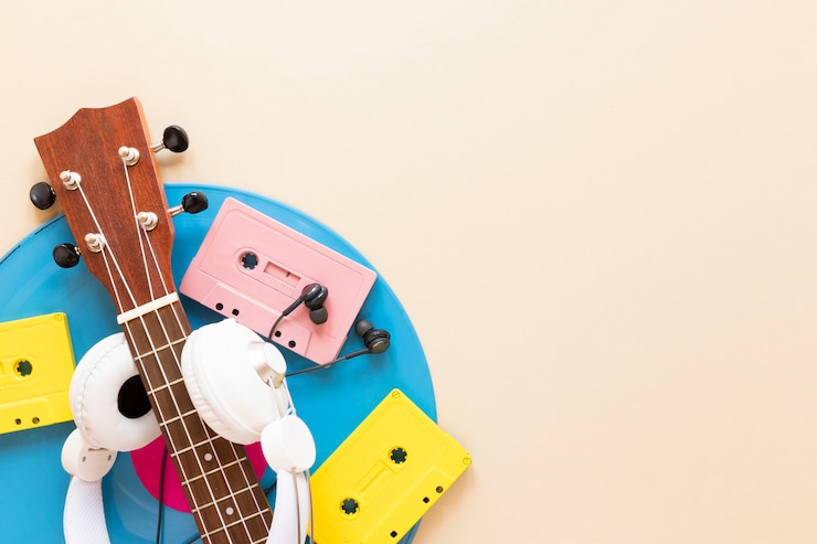Foto gratuito vista superior de guitarra con casetes de audio