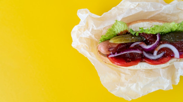 Foto gratuita vista superior hamburguesa con espacio de copia