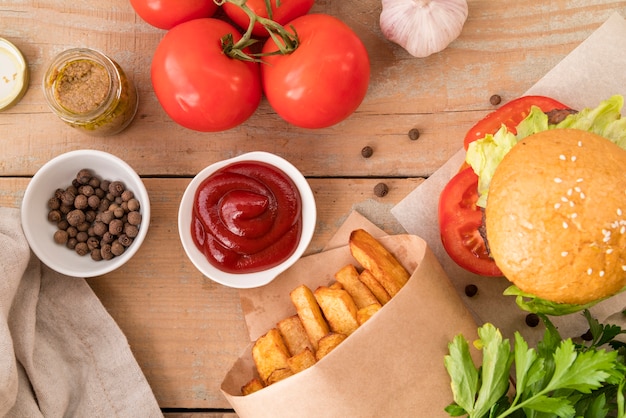 Vista superior hamburguesa papas fritas y salsa de tomate