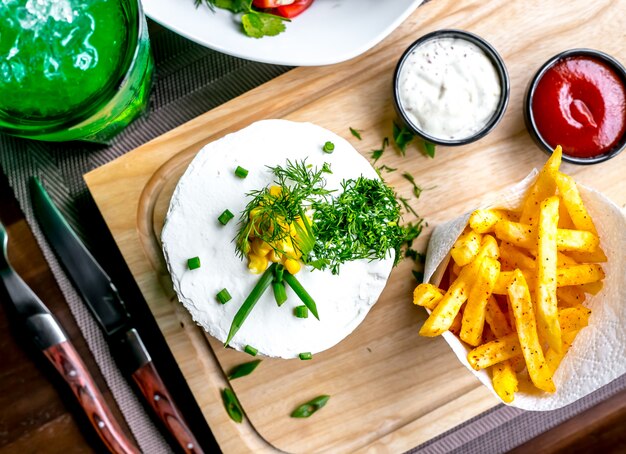 Vista superior de hamburguesa con papas fritas